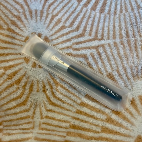 Mary Kay Liquid Foundation Brush - Picture 2 of 2